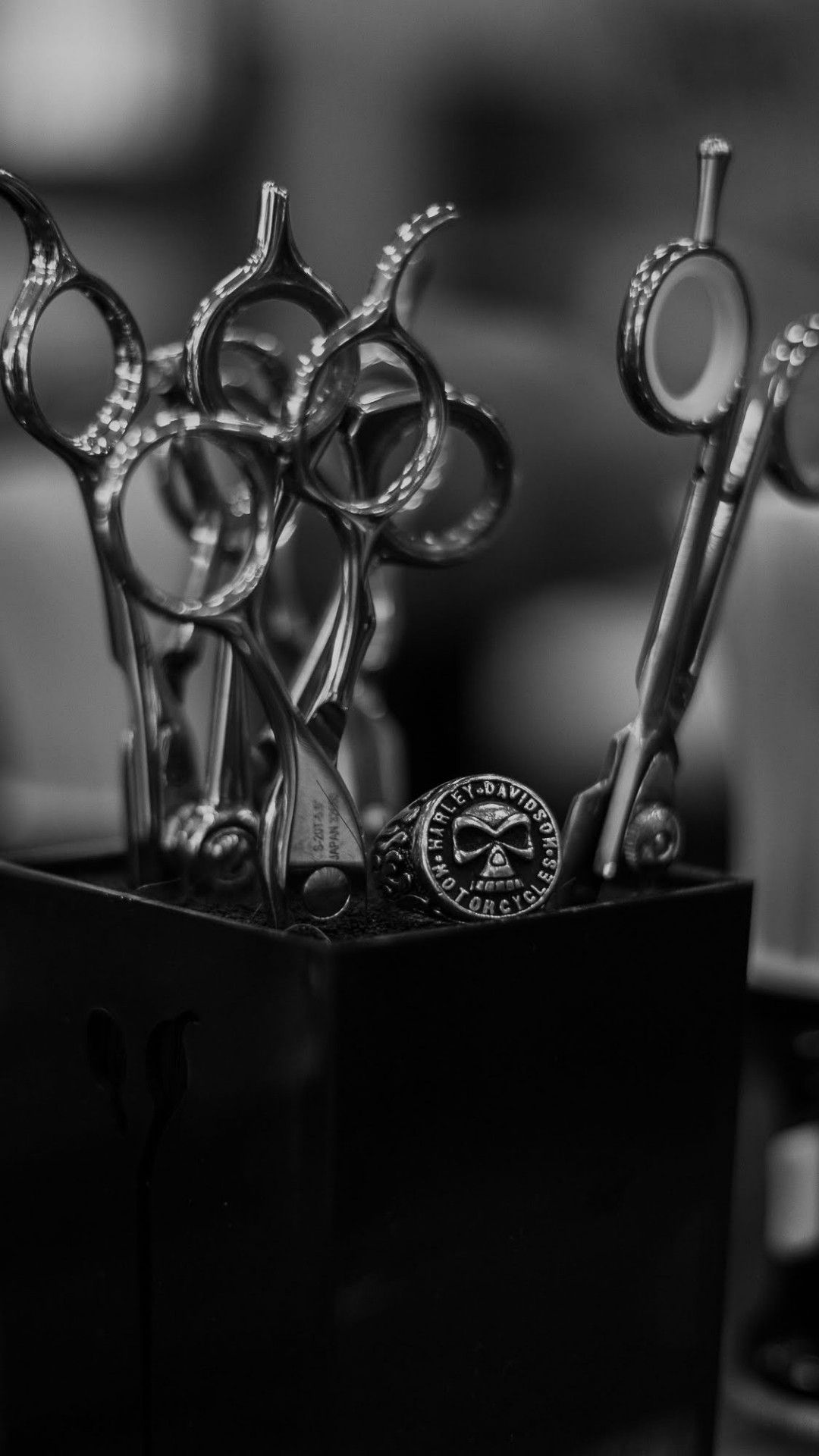 Papel de parede para barbeiros: Ferramentas na bancada (P&B)