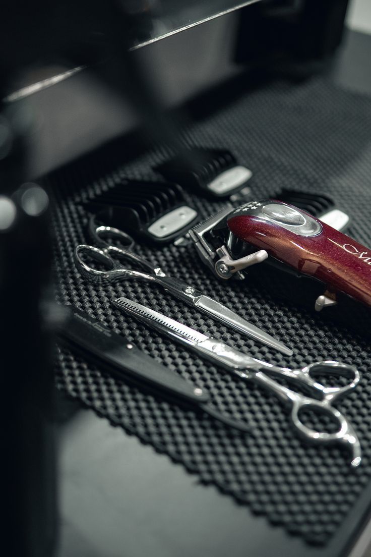 Papel de parede para barbeiros: Tesouras no suporte (P&B)