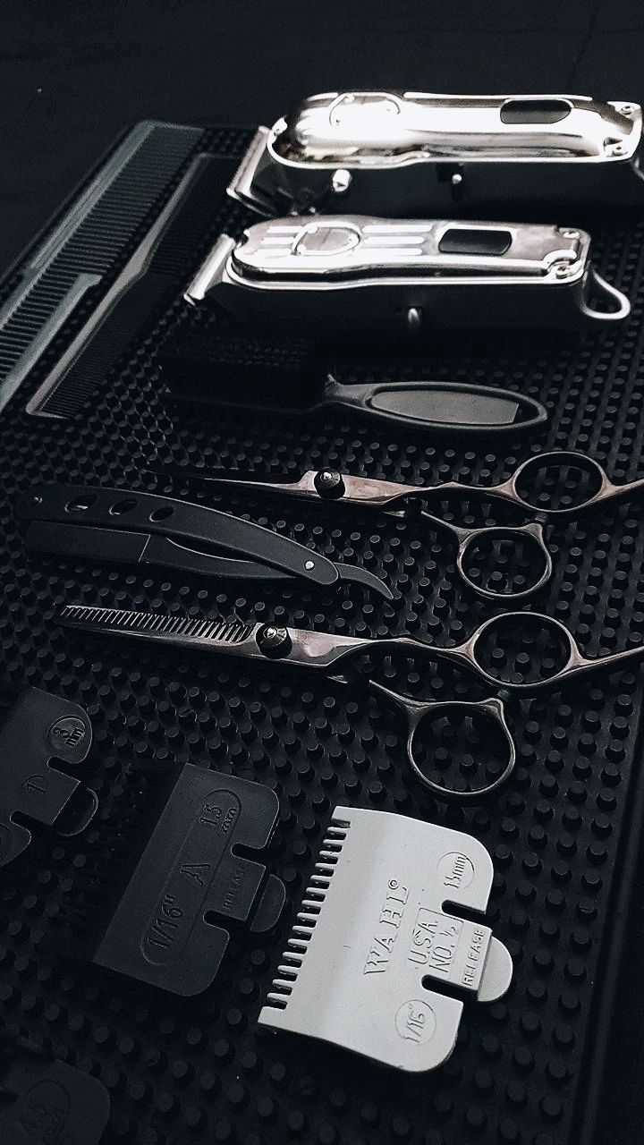 Papel de parede para barbeiros: Logo barber + arte urbana colorida