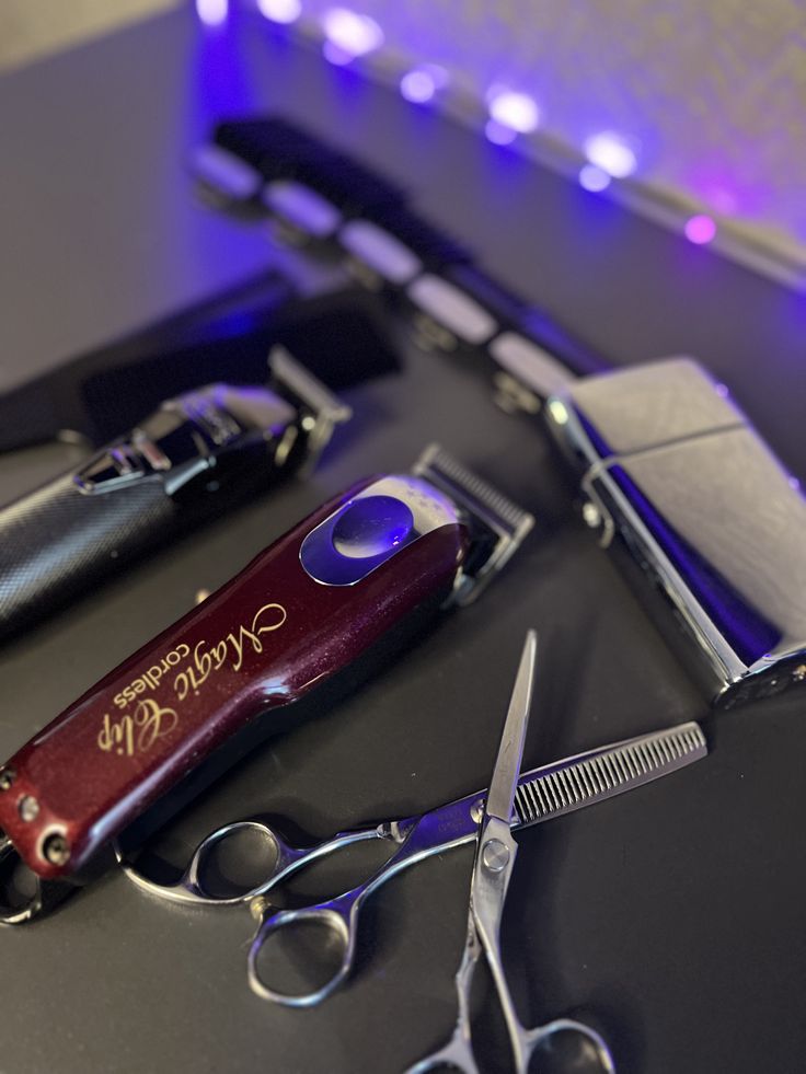 Papel de parede para barbeiros: Máquinas e acessórios (detalhe)