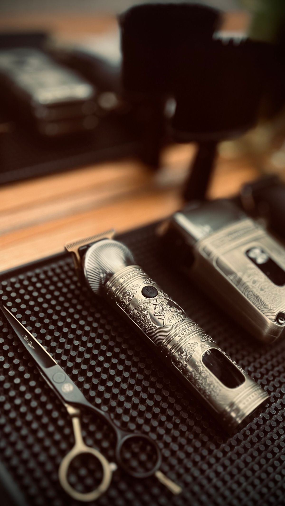 Papel de parede para barbeiros: Ferramentas na mesa (cinemático)