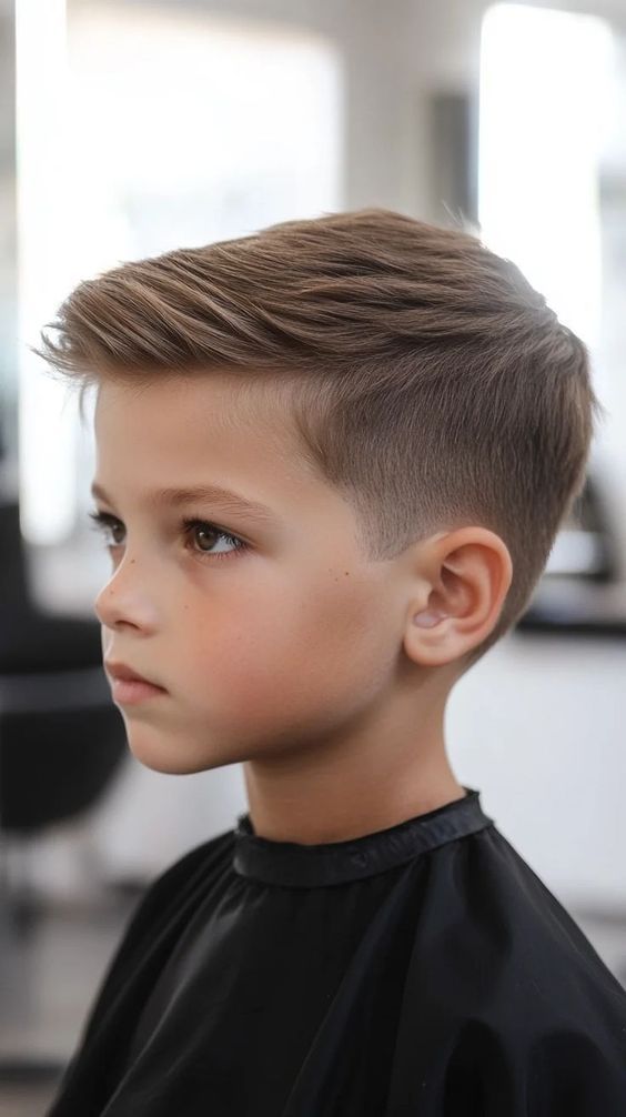 Cortes modernos 2026 para niños: textured sweep back con fade suave y movimiento natural