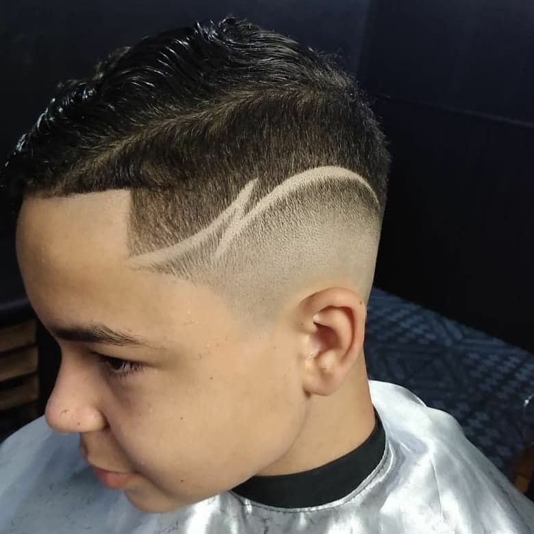 Cortes modernos 2026 para niños: mid fade con ondas arriba y diseño tipo ala
