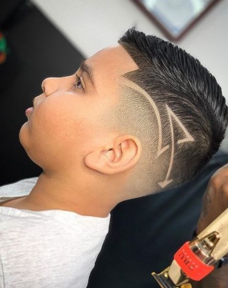 Cortes modernos 2026 para niños: slick back con skin fade y diseño de flecha
