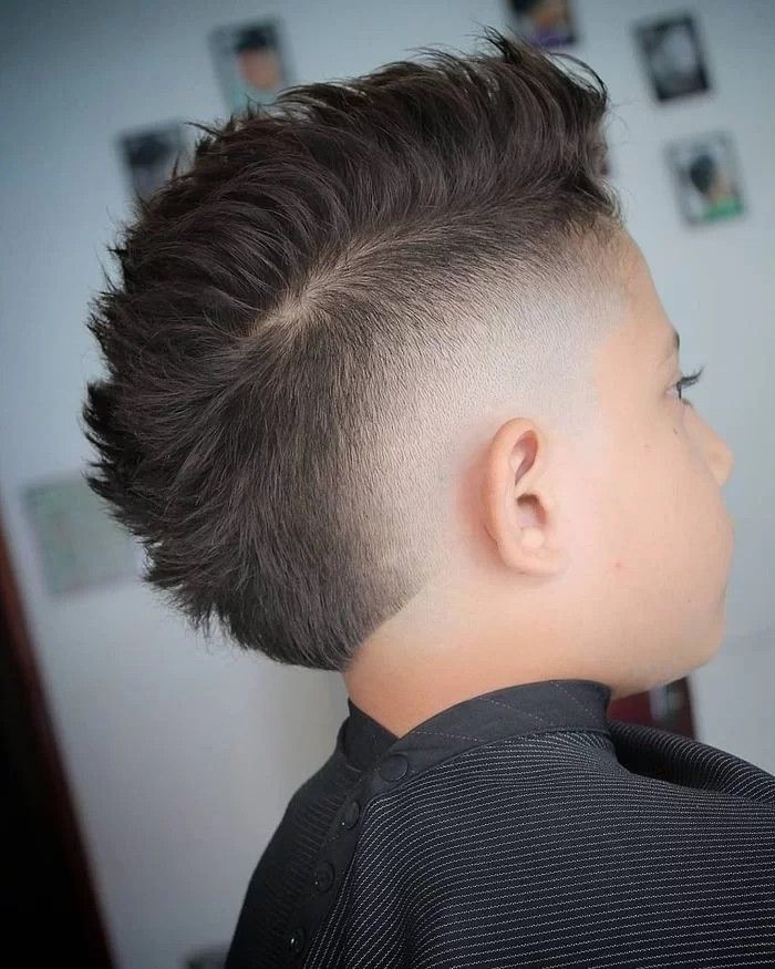 Cortes modernos 2026 para niños: faux hawk con fade y textura en punta