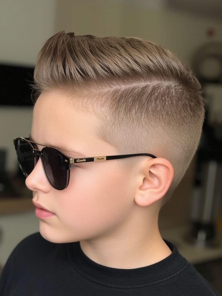 Cortes modernos 2026 para niños: side part rubio con fade y acabado prolijo