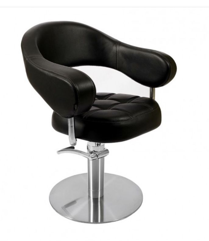 Silla para barbería moderna negra con diseño minimalista, respaldo en forma de U y base cromada circular