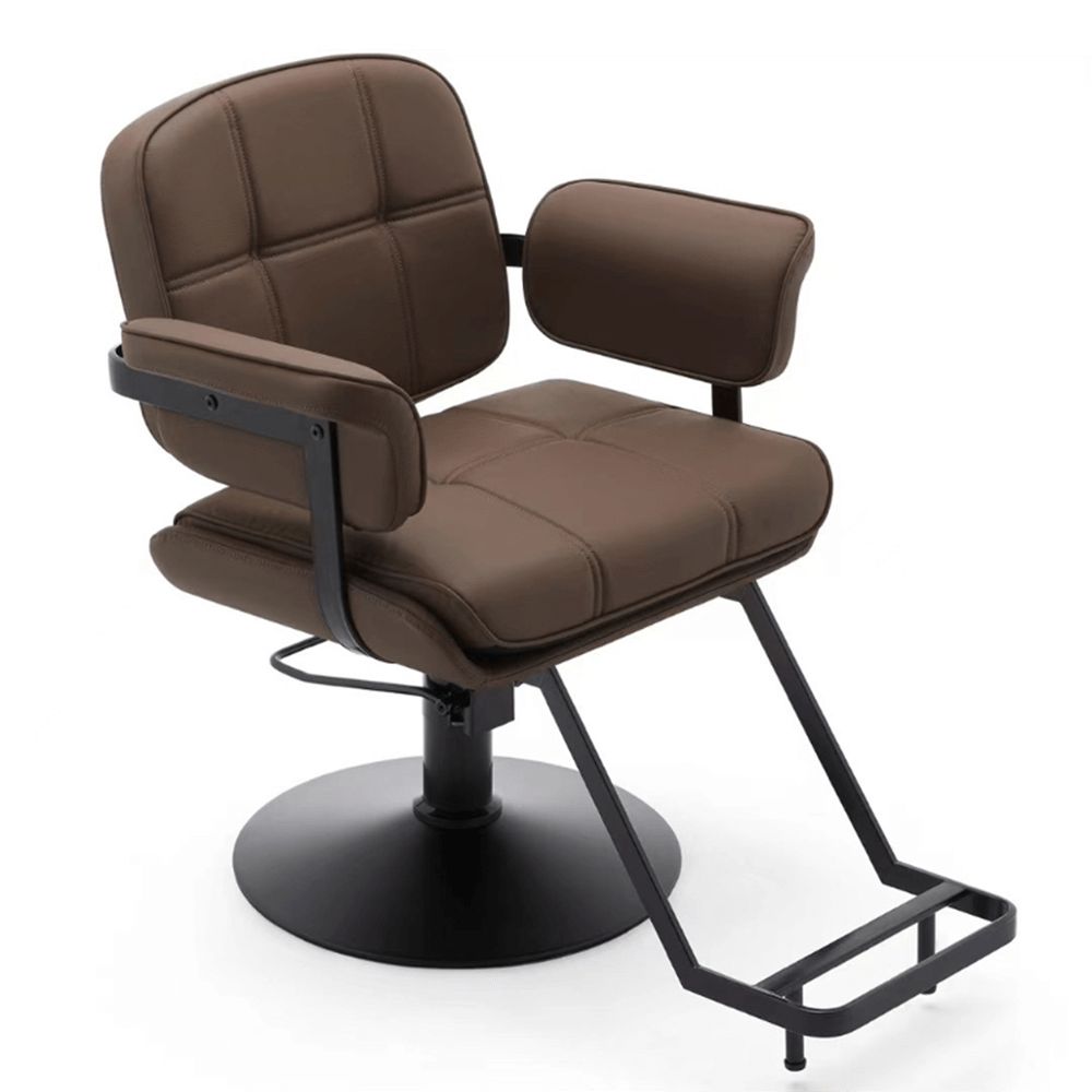 Silla para barbería marrón con tapizado acanalado, estructura negra y base circular de metal