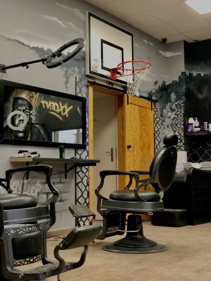 Barbería con temática deportiva urbana, murales de graffiti, aro de baloncesto y ambiente street style