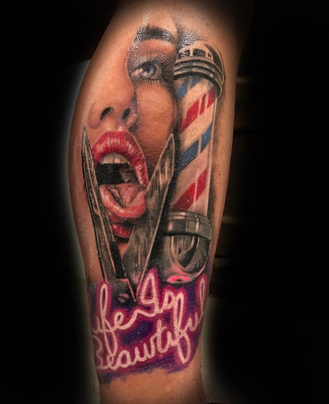 Tatuaje realista de retrato de mujer con herramientas de barbero, diseño detallado con sombras y texturas en estilo hiperrealista