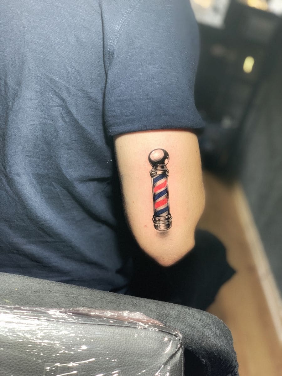 Tatuaje realista hiperdetallado de tijeras de barbero abiertas con sombras y texturas, estilo 3D con gran profundidad visual