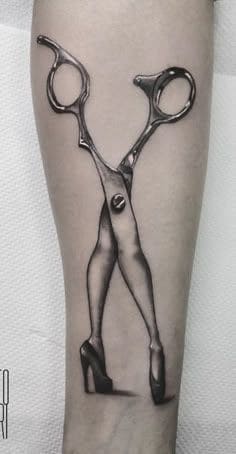 Tatuaje minimalista de herramientas de barbero en línea fina con diseño geométrico simple, estilo elegante y discreto