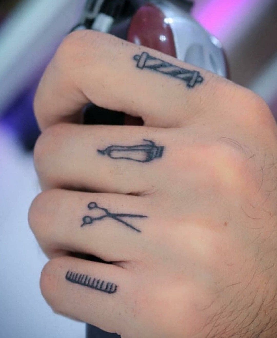 Tatuaje neotradicional de máquina de cortar y tijeras de barbero con colores vibrantes, sombras refinadas y detalles mejorados del estilo tradicional