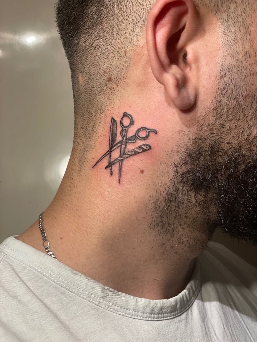 Tatuaje moderno de herramientas de barbero en estilo geométrico minimalista con patrones abstractos, tendencia 2025 en diseño contemporáneo