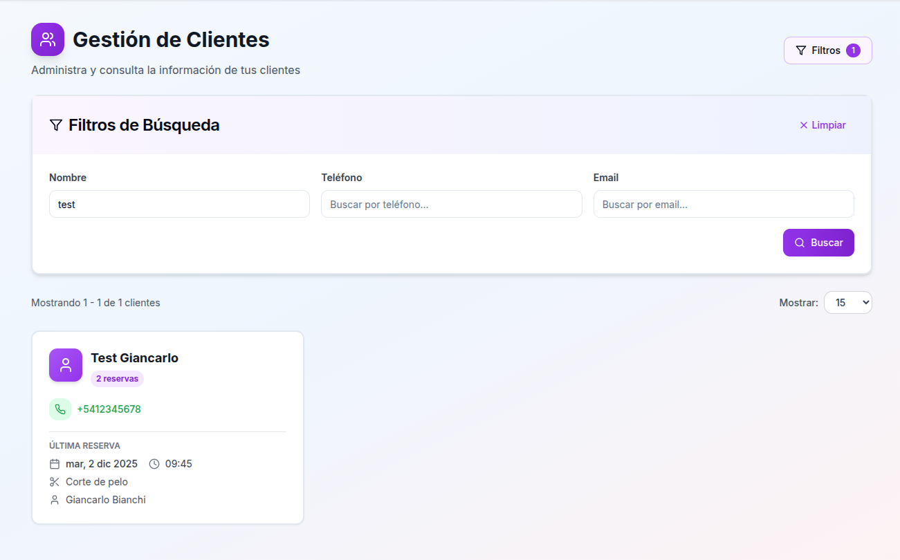 Interfaz de gestión de clientes con filtros de búsqueda y tarjeta de cliente mostrando información de contacto y última reserva