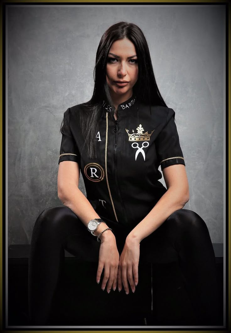 Detalle de bolsillos en uniforme de barbero